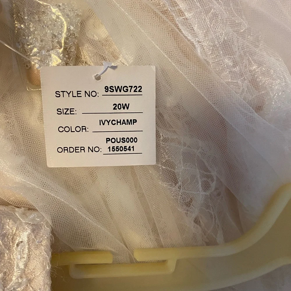 New with tag David’s Bridal wedding gown - Picture 7 of 8